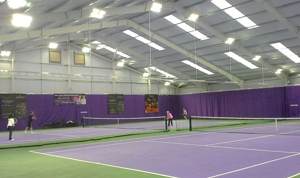 Smart LED™ med rörelsesensor i tennishall