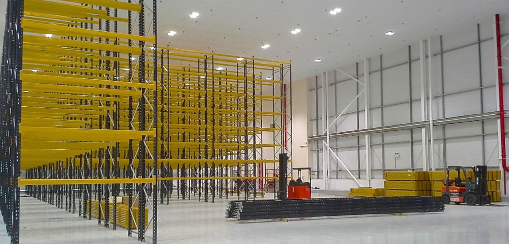 Energisnål LED-belysning i Fisher Clinicals höglager