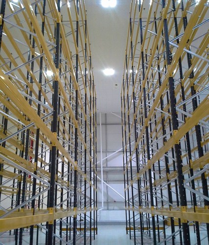 Energisnål LED-belysning i Fisher Clinicals höglager