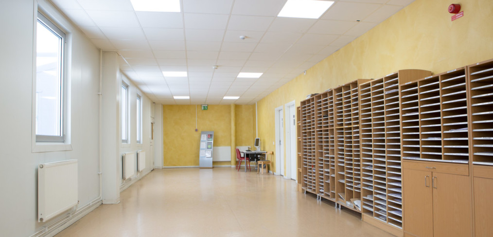 Dagsljusvit och uppiggande belysning på kontoret