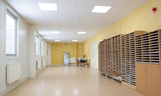 Dagsljusvit och uppiggande belysning på kontoret