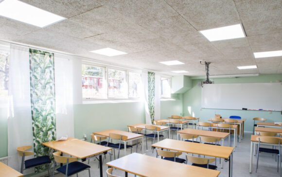 Dagsljusvit Smart LED-belysning i ett klassrum