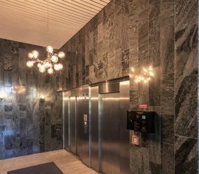 Klassisk designarmatur i LED i vacker entré