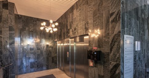 Klassisk designarmatur i LED i vacker entré