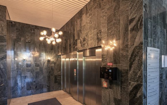 Klassisk designarmatur i LED i vacker entré