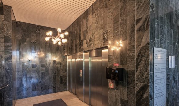 Klassisk designarmatur i LED i vacker entré
