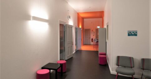 En färgstark och kreativ gymnasieskola med LED-belysning