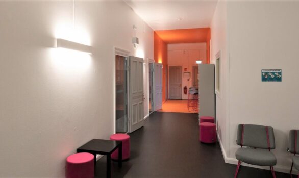 En färgstark och kreativ gymnasieskola med LED-belysning